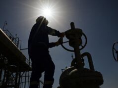 Petróleo salta à medida que novos ataques dos EUA ao Irão levantam preocupações de perturbações prolongadas nos fluxos de energia