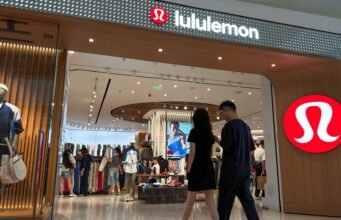 Lululemon corta perspectiva anual, citando comentários “negativos” da mídia e lançamentos de produtos decepcionantes