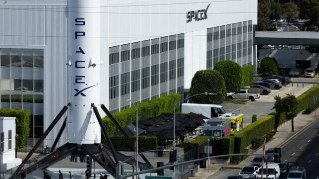 108316180-17805083792026-04-23t200549z_1942745949_rc24vkaijt22_rtrmadp_0_spacex-ipo.jpeg