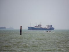 Navio-tanque é atingido no Estreito de Ormuz enquanto as tensões EUA-Irã aumentam