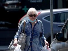 O ícone de Mamas and Papas, Michelle Phillips, completa 82 anos ao comemorar seu aniversário em uma rara aparição pública