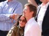 Brad Pitt, 62, e sua namorada Ines de Ramon, 33, parecem apaixonados enquanto assistem à remaining feminina do Aberto da França