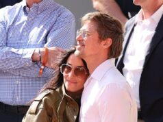 Brad Pitt, 62, e sua namorada Ines de Ramon, 33, parecem apaixonados enquanto assistem à remaining feminina do Aberto da França
