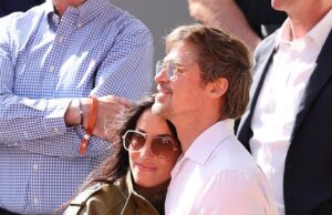 Brad Pitt, 62, e sua namorada Ines de Ramon, 33, parecem apaixonados enquanto assistem à remaining feminina do Aberto da França