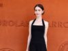 Emily está de volta a Paris! Lily Collins posa de brief minúsculo ao se juntar ao marido Charlie McDowell no Aberto da França repleto de estrelas