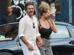 Joshua Jackson gera rumores de romance com a modelo Olivia Burgess enquanto os dois ficam de mãos dadas durante um passeio em Nova York