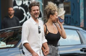 Joshua Jackson gera rumores de romance com a modelo Olivia Burgess enquanto os dois ficam de mãos dadas durante um passeio em Nova York