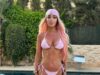 Tulisa Contostavlos mostra sua figura em um biquíni rosa bebê e bandana combinando enquanto posa para uma sessão de fotos à beira da piscina no Marrocos