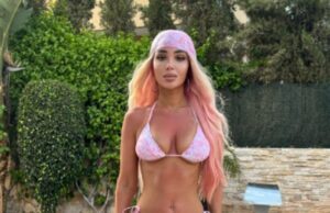 Tulisa Contostavlos mostra sua figura em um biquíni rosa bebê e bandana combinando enquanto posa para uma sessão de fotos à beira da piscina no Marrocos