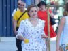 Emma Watson sai com um conjunto floral inspirado em pijama enquanto pega o café da manhã para viagem durante as férias em Veneza