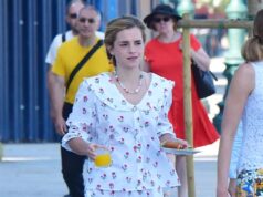 Emma Watson sai com um conjunto floral inspirado em pijama enquanto pega o café da manhã para viagem durante as férias em Veneza