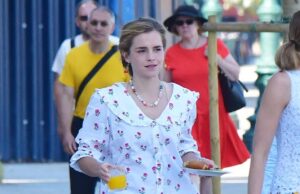 Emma Watson sai com um conjunto floral inspirado em pijama enquanto pega o café da manhã para viagem durante as férias em Veneza