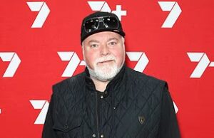 Corpo de vingança! Kyle Sandilands estreia um corpo mais esbelto ao sair com seus amigos e familiares para o jantar de aniversário de 55 anos