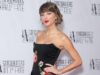 Travis Kelce compartilha um doce PDA com Taylor Swift enquanto ele viaja para Nova York para sua introdução histórica no Songwriters Corridor Of Fame