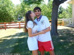 Zara McDermott e Louis Tomlinson fizeram uma exibição apaixonada em fotos aconchegantes enquanto a dupla apoiava os esforços da Inglaterra na Copa do Mundo