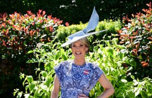 Charlotte Hawkins parece elegante em um lindo vestido azul e fascinador enquanto lidera as chegadas repletas de estrelas do Royal Ascot no quarto dia