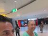Lisa Curry sofre ‘arrependimento de empacotador’ enquanto transporta bagagens lotadas de ‘roupas do dia’ pelo aeroporto – e revela seu truque de viagem: ‘Espero que o avião possa decolar!’
