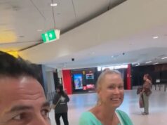 Lisa Curry sofre ‘arrependimento de empacotador’ enquanto transporta bagagens lotadas de ‘roupas do dia’ pelo aeroporto – e revela seu truque de viagem: ‘Espero que o avião possa decolar!’