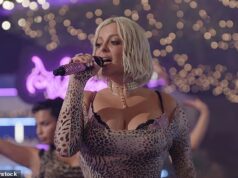 Bebe Rexha faz uma exibição impressionante em um vestido com estampa de leopardo depois de aplaudir os cruéis agressores enquanto faz uma visita surpresa à Ilha do Amor