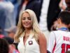 Megan Pickford finalmente revela seu guarda-roupa da Copa do Mundo WAG enquanto ostenta um minivestido branco, bolsa Chanel de £ 6.000 e broche Chanel classic após perder o drama da mala