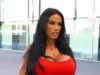 Katie Worth mostra seus lábios inchados após uma cirurgia corretiva enquanto ela viaja para Dubai para interrogar o marido Lee Andrews após sua passagem pela prisão