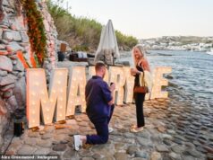O jogador de futebol inglês Alex Greenwood está noivo: Lioness mostra seu anel após um pedido romântico de praia do namorado de infância Jack O’Connell