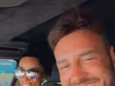 Katie Worth se reúne com o marido Lee Andrews enquanto eles dançam juntos em seu carro – já que a estrela não mostra nenhum sinal de interrogar o empresário em busca de respostas após sua passagem pela prisão