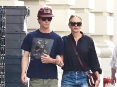 O filho mais velho de Julia Roberts, Phinnaeus, 21, se eleva sobre sua mãe famosa enquanto eles passam bons momentos juntos em Nova York