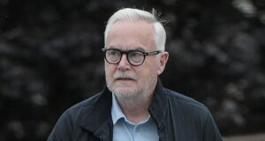 Como Huw Edwards desentendeu-se com a única pessoa preparada para ajudá-lo a reconstruir sua carreira destruída: Enquanto o envergonhado apresentador tenta retornar, seu ex-assessor revela como ele REALMENTE é