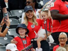 Megan Pickford, Ellie Watkins e a namorada de Jude Bellingham, Ashlyn Castro, lideram orgulhosamente os WAGs torcendo pela Inglaterra no confronto da Copa do Mundo contra o Panamá