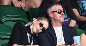 Katherine Ryan adormece com o marido Bobby Kootstra no segundo dia de Wimbledon, enquanto eles comemoram seu 43º aniversário