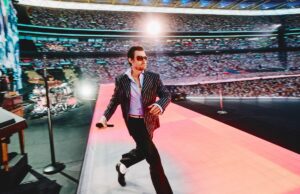 Harry Kinds inicia corrida recorde em Wembley com homenagem a Hockney