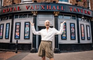 Nova peça inspirada na vida de Paul O’Grady estrelará o ex-vencedor de Drag Race