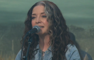 Sessões de sábado: Ashley McBryde se apresenta "E se não o fizermos"