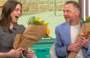 Simon Pegg e Lizzy McAlpine em seu filme "Somente o que carregamos"