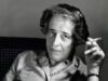 Citação do filósofo político da época: ‘A triste verdade é que a maior parte do mal é cometida por pessoas que nunca decidem ser boas ou más’ – Hannah Arendt