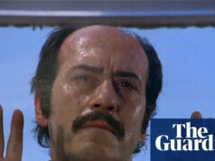 Crítica de La Cabina/El Televisor – horror e ansiedade no ar e no futuro na Espanha de Franco