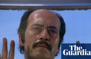 Crítica de La Cabina/El Televisor – horror e ansiedade no ar e no futuro na Espanha de Franco