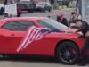 Manifestante anti-ICE agitando bandeira dos EUA de cabeça para baixo atropelado por carro em Nova Jersey: Vídeo