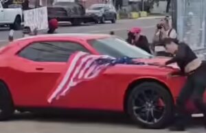 Manifestante anti-ICE agitando bandeira dos EUA de cabeça para baixo atropelado por carro em Nova Jersey: Vídeo