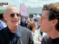 Tom Hanks, de brincadeira, rouba a audiência do MS NOW enquanto aparece ao vivo com o repórter