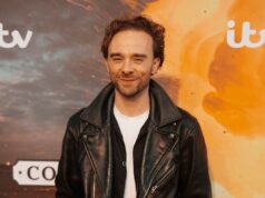 A estrela de Coronation Avenue, Jack P Shepherd, apoia o filho enquanto ele sobe ao palco de Manchester