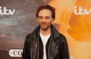 A estrela de Coronation Avenue, Jack P Shepherd, apoia o filho enquanto ele sobe ao palco de Manchester