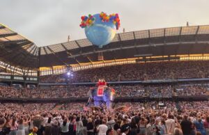 40 momentos fabulosos no present do Take That Manchester Circus, incluindo a música da multidão do The Script e Belinda descalça