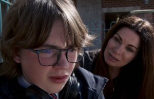 Fãs de Coronation Road elogiam a ação de Carla Connor-Swain na descoberta da psicose de Sam Blakeman