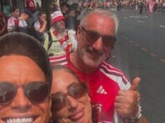Stacey Solomon compartilha momento emocionante com o pai após 22 anos no desfile de ônibus do Arsenal