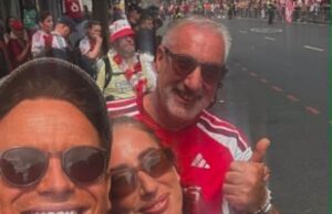 Stacey Solomon compartilha momento emocionante com o pai após 22 anos no desfile de ônibus do Arsenal