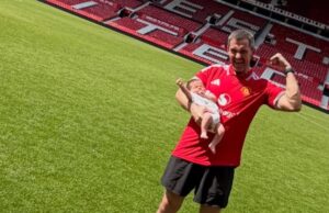 A estrela de Emmerdale leva o filho de dois meses para Outdated Trafford e compartilha fotos adoráveis