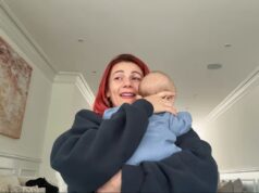 Dianne Buswell chora ao observar o momento em que deu à luz seu filho há quase três meses