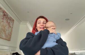 Dianne Buswell chora ao observar o momento em que deu à luz seu filho há quase três meses